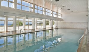 Piscine extérieure, parasols de plage, chaises longues