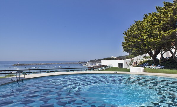 Piscine extérieure, parasols de plage, chaises longues