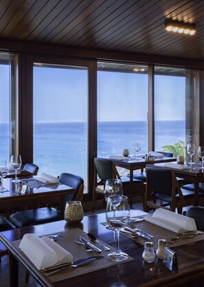 2 restaurants, spécialités Cuisine internationale