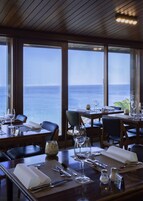 2 restaurantes; se sirve desayuno, almuerzo y cena; cocina internacional