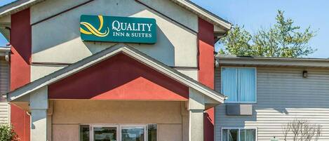 A hotel with a sign reading "Quality Inn & Suites".