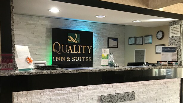 Un comptoir d’accueil avec une enseigne indiquant « QUALITY INN & SUITES ».