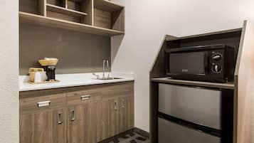 Chambre, 1 trĂšs grand lit, non-fumeurs | Minibar, bureau, rideaux occultants, fer et planche Ă repasser