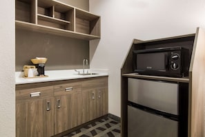 Habitació, 1 llit de matrimoni gran, no fumadors | Minibar, escriptori, cortines opaques i planxa i posts de planxar