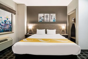 Suite, 1 cama de matrimonio grande, no fumadores | Minibar, escritorio, cortinas opacas y tabla de planchar con plancha