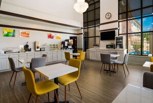 Desayuno bufé gratuito y diario