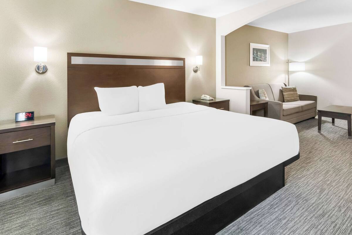 1 bedroom, pillow-top beds, desk, laptop workspace