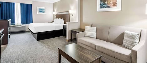 Suite, 1 Tempat Tidur King, Bebas Asap Rokok, lemari es & microwave | Bantalan ekstra lembut, meja kerja, dan ruang kerja ramah laptop