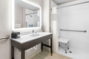Regadera, amenidades de baño gratuitas, secadora de cabello, toallas 