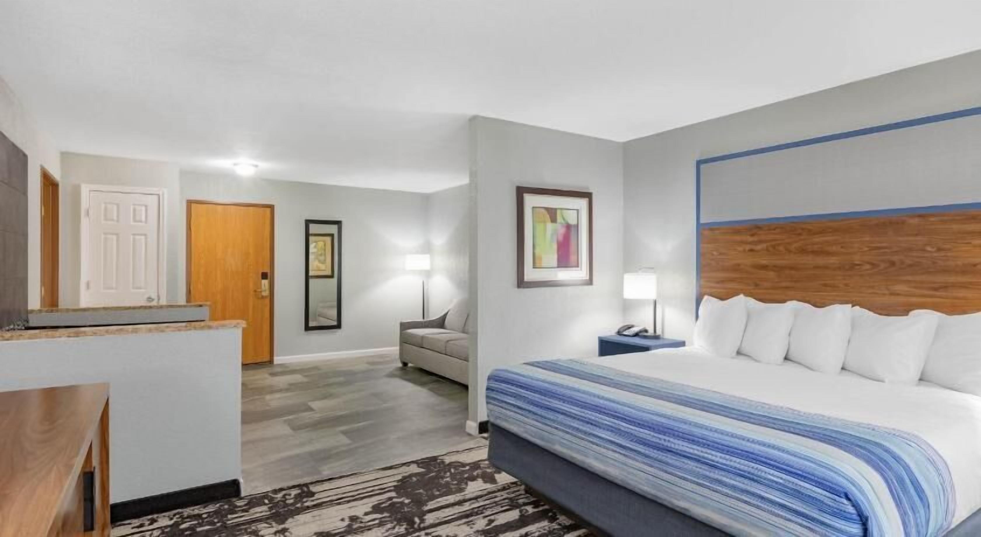 Schreibtisch, Verdunkelungsvorhänge, Bügeleisen/Bügelbrett