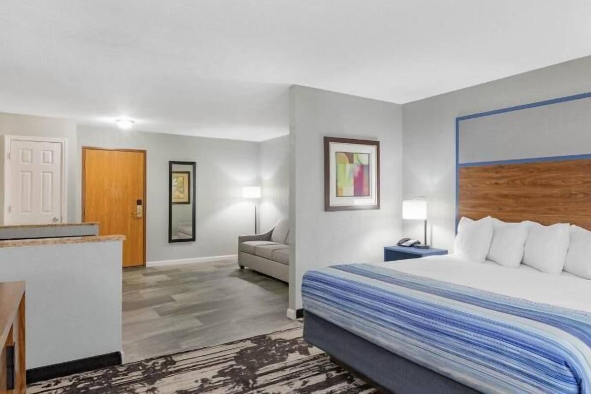 Schreibtisch, Verdunkelungsvorhänge, Bügeleisen/Bügelbrett