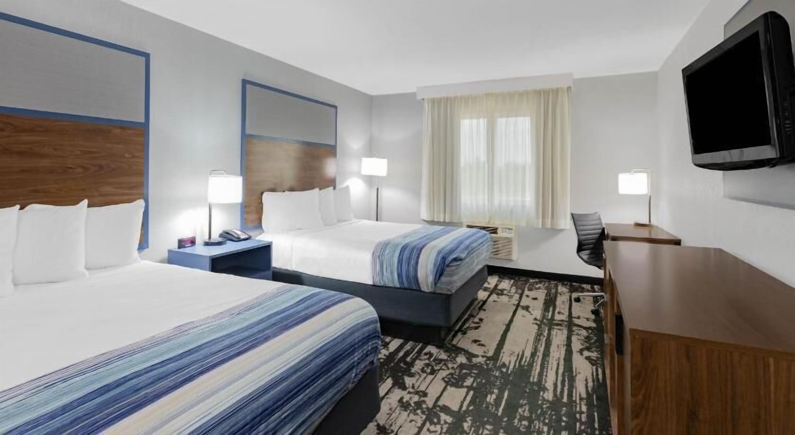 Schreibtisch, Verdunkelungsvorhänge, Bügeleisen/Bügelbrett