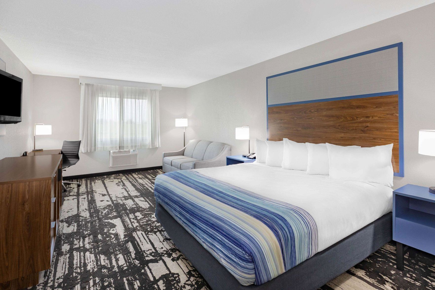 Schreibtisch, Verdunkelungsvorhänge, Bügeleisen/Bügelbrett