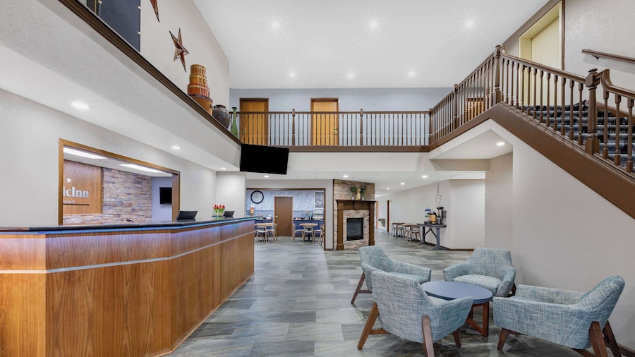 AmericInn by Wyndham Pella