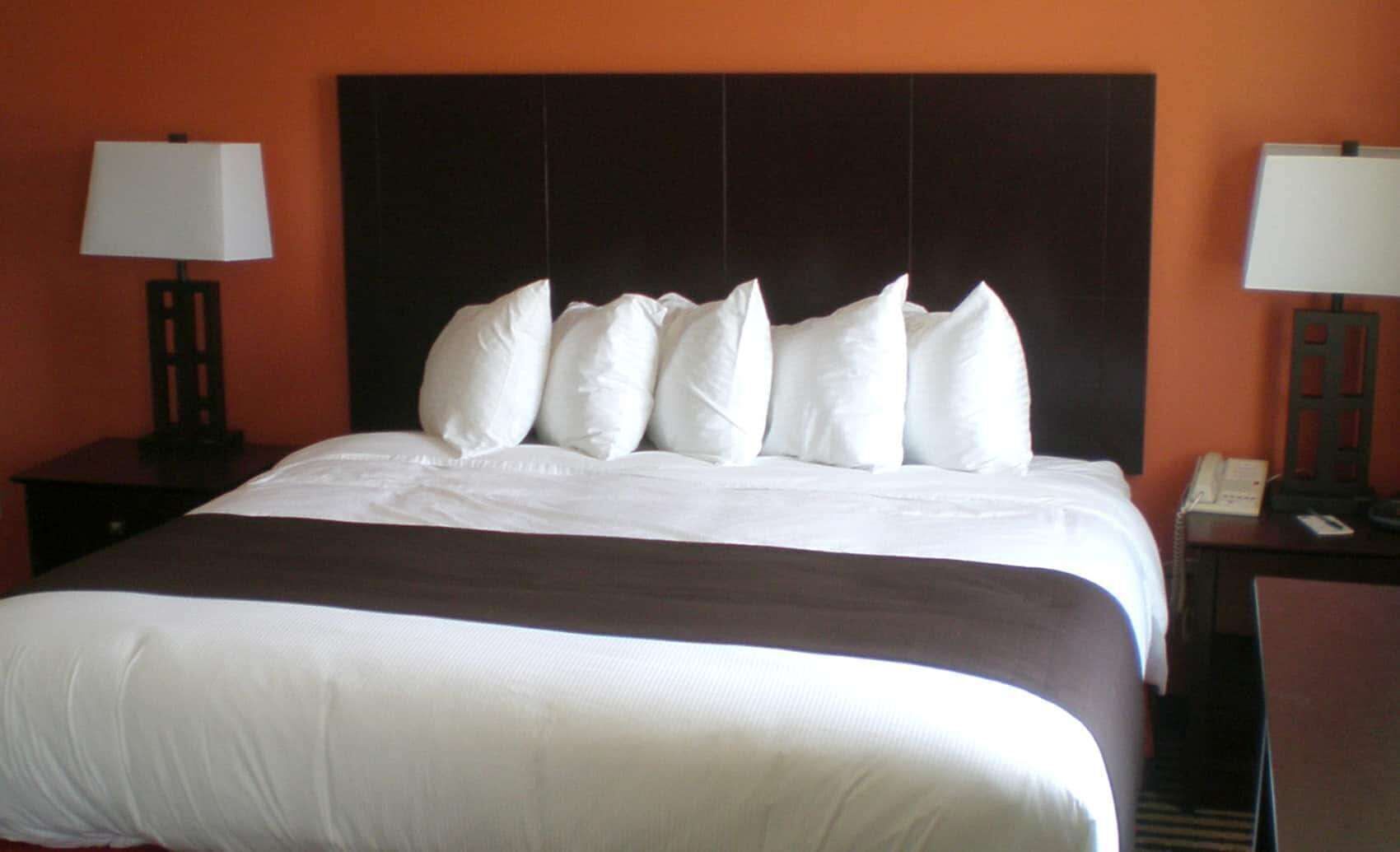 Schreibtisch, Verdunkelungsvorhänge, Bügeleisen/Bügelbrett