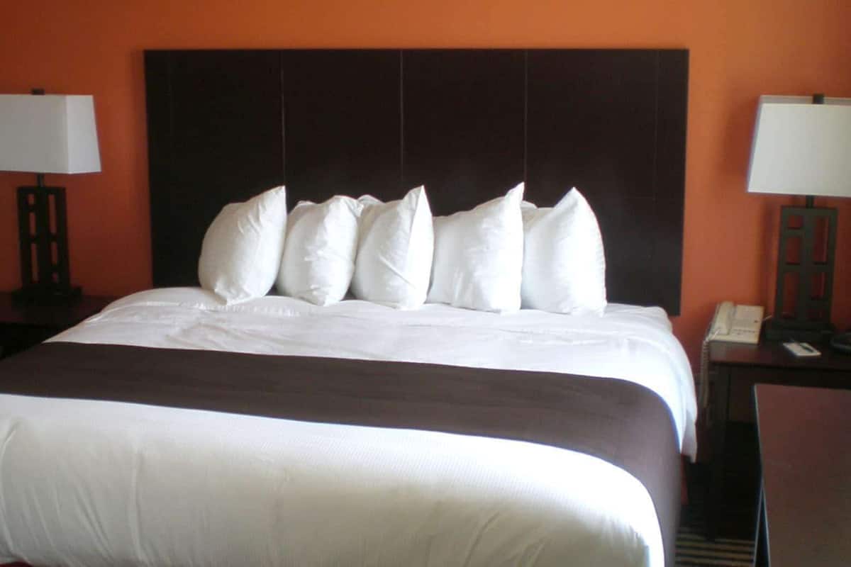 Schreibtisch, Verdunkelungsvorhänge, Bügeleisen/Bügelbrett