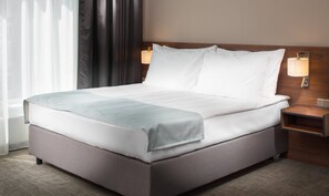 Hypo-allergenic bedding, in-room safe, desk, laptop workspace - Holiday Inn Prague Congress Centre by IHG (Prague)