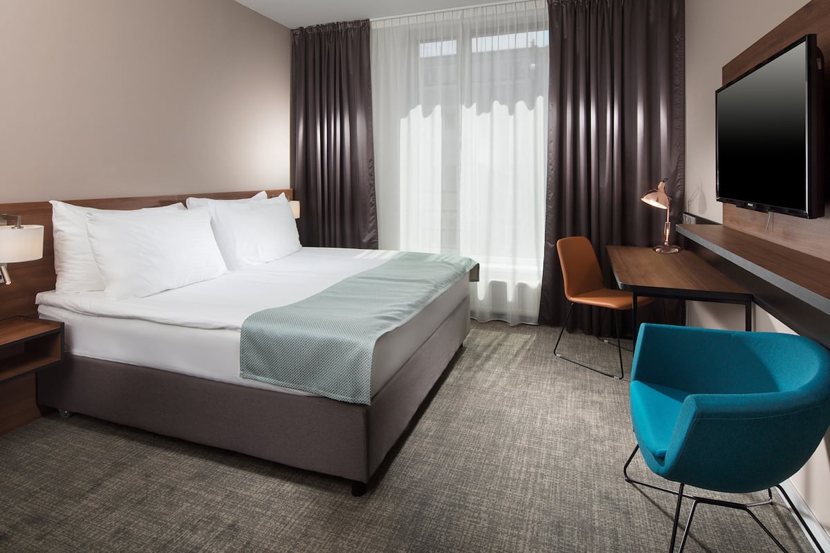 Hypo-allergenic bedding, in-room safe, desk, laptop workspace