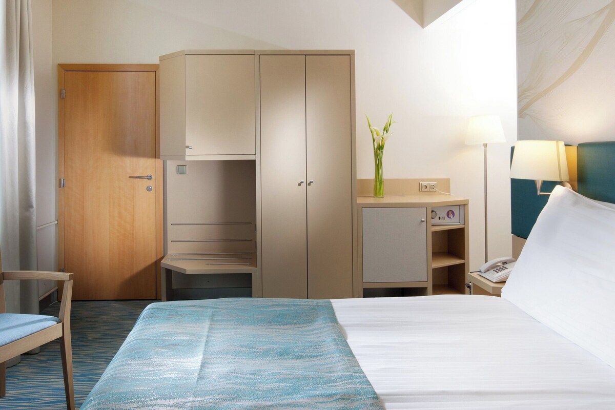 Standaard kamer, 1 kingsize bed, toegankelijk voor mindervaliden | Hypoallergeen beddengoed, een kluis op de kamer, een bureau