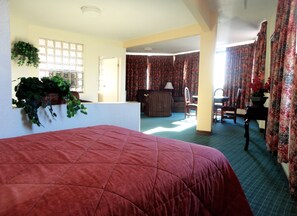 Triple Room | In-room safe, desk, iron/ironing board, free WiFi