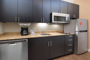 Frigorífico grande, microondas, placa de cocina y lavavajillas