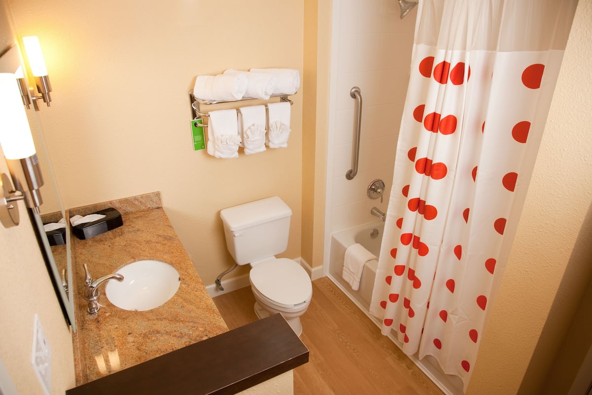 Een badkamer met een wastafel, toilet en douche.