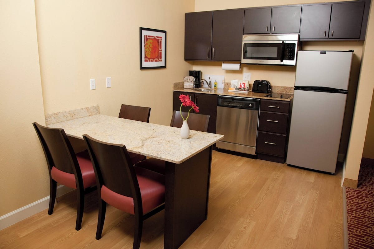 Full-sized fridge, microwave, stovetop, dishwasher