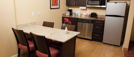 Stort kylskåp, mikrovågsugn, spishäll och diskmaskin