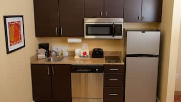 Full-size fridge, microwave, stovetop, dishwasher