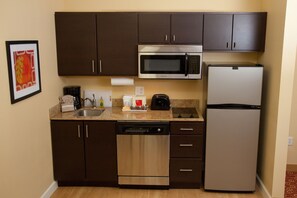 Lemari es besar, microwave, kompor, dan mesin pencuci piring