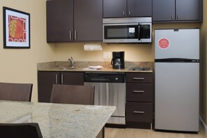 Tủ lạnh, lò vi sóng, bếp nấu, máy rửa bát 