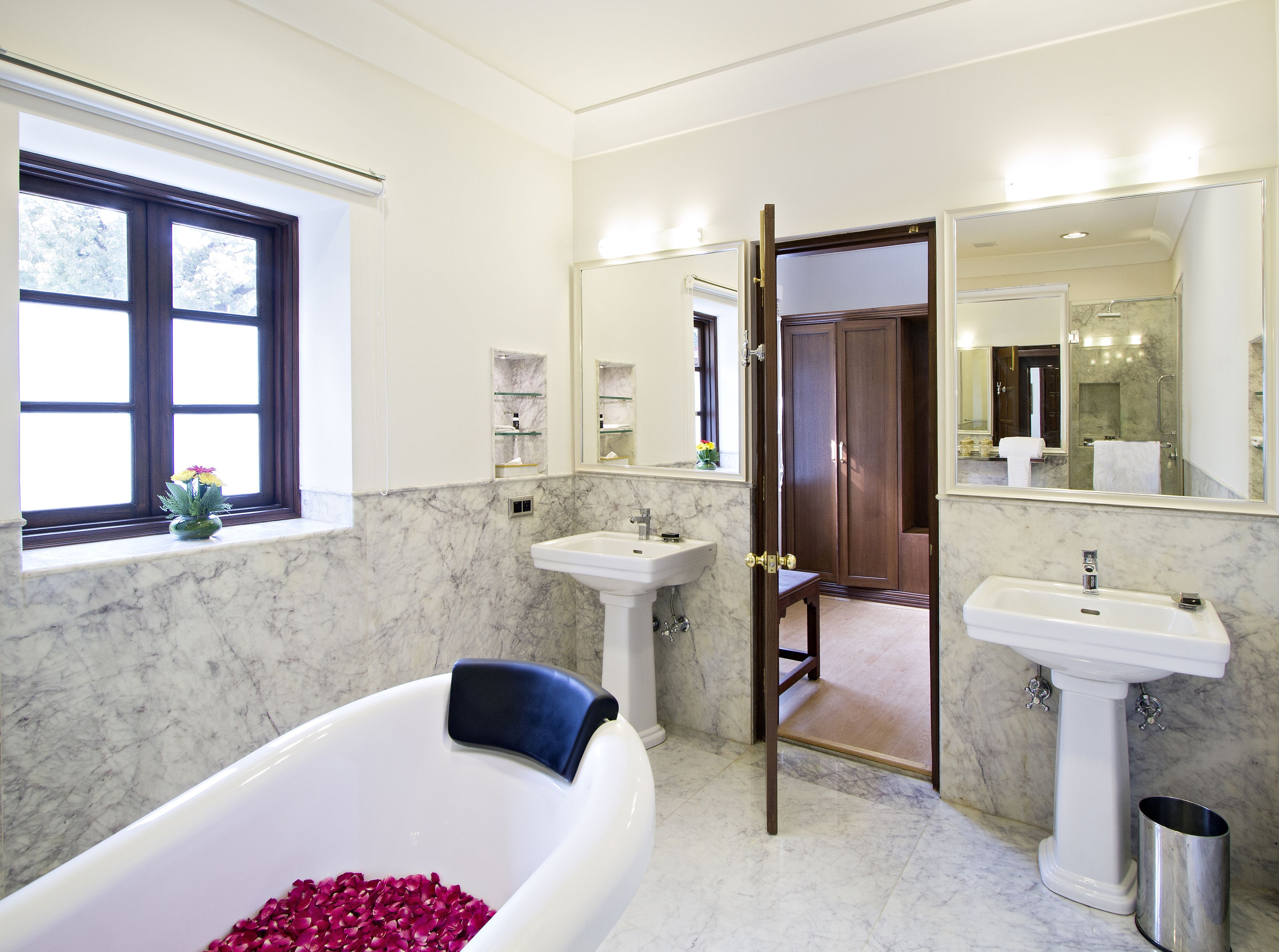 combined shower/bathtub, deep-soaking bathtub, free toiletries