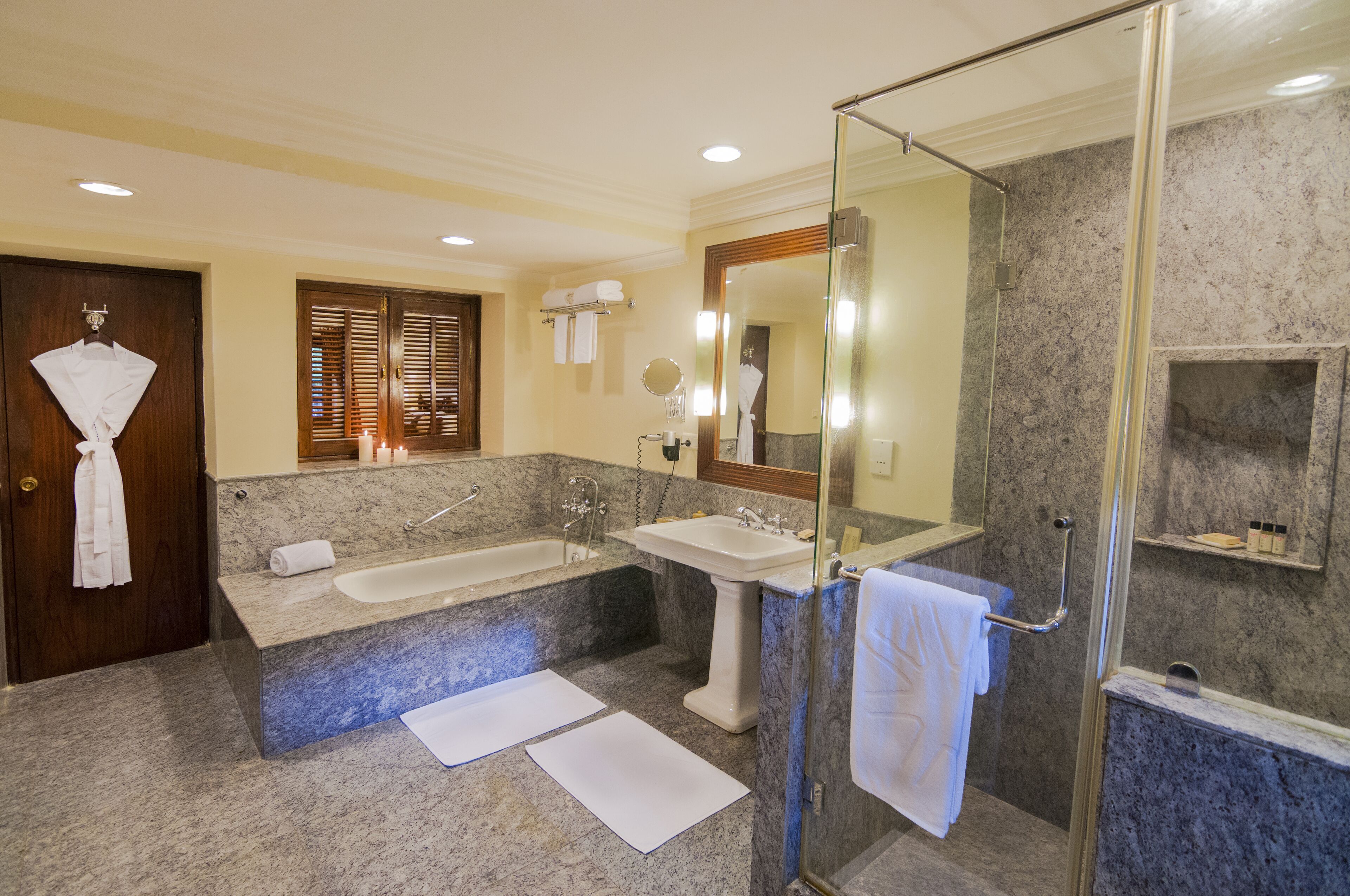 combined shower/bathtub, deep-soaking bathtub, free toiletries