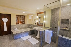 Combined shower/bathtub, deep-soaking bathtub, free toiletries - The Maharaja's Lodge, Ranthambore (Sawai Madhopur)