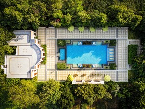 Piscine extérieure, parasols, chaises longues