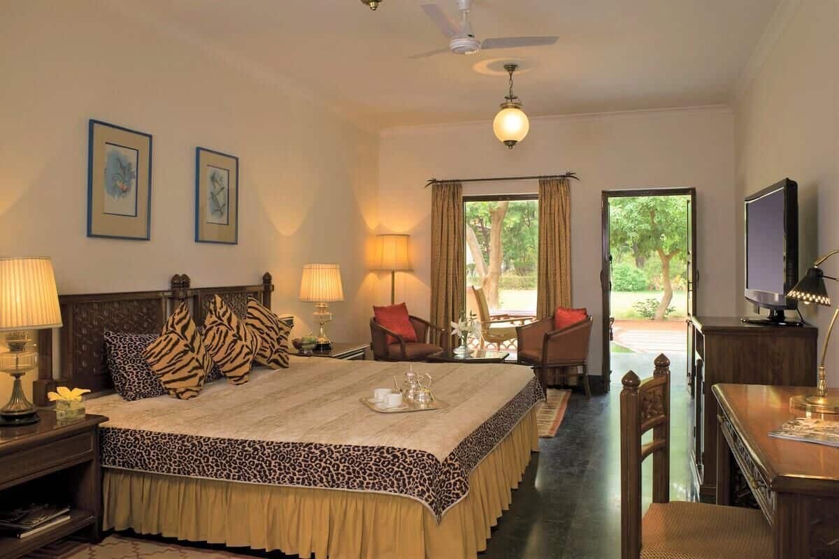 Une chambre d’hôtel avec un grand lit, une télévision, un bureau et une vue sur l’extérieur.