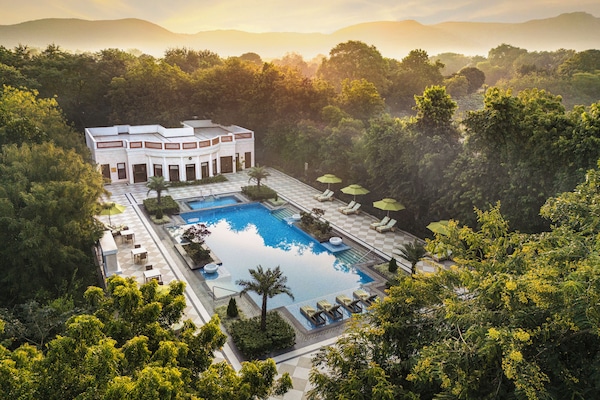 Outdoor pool, pool umbrellas, sun loungers