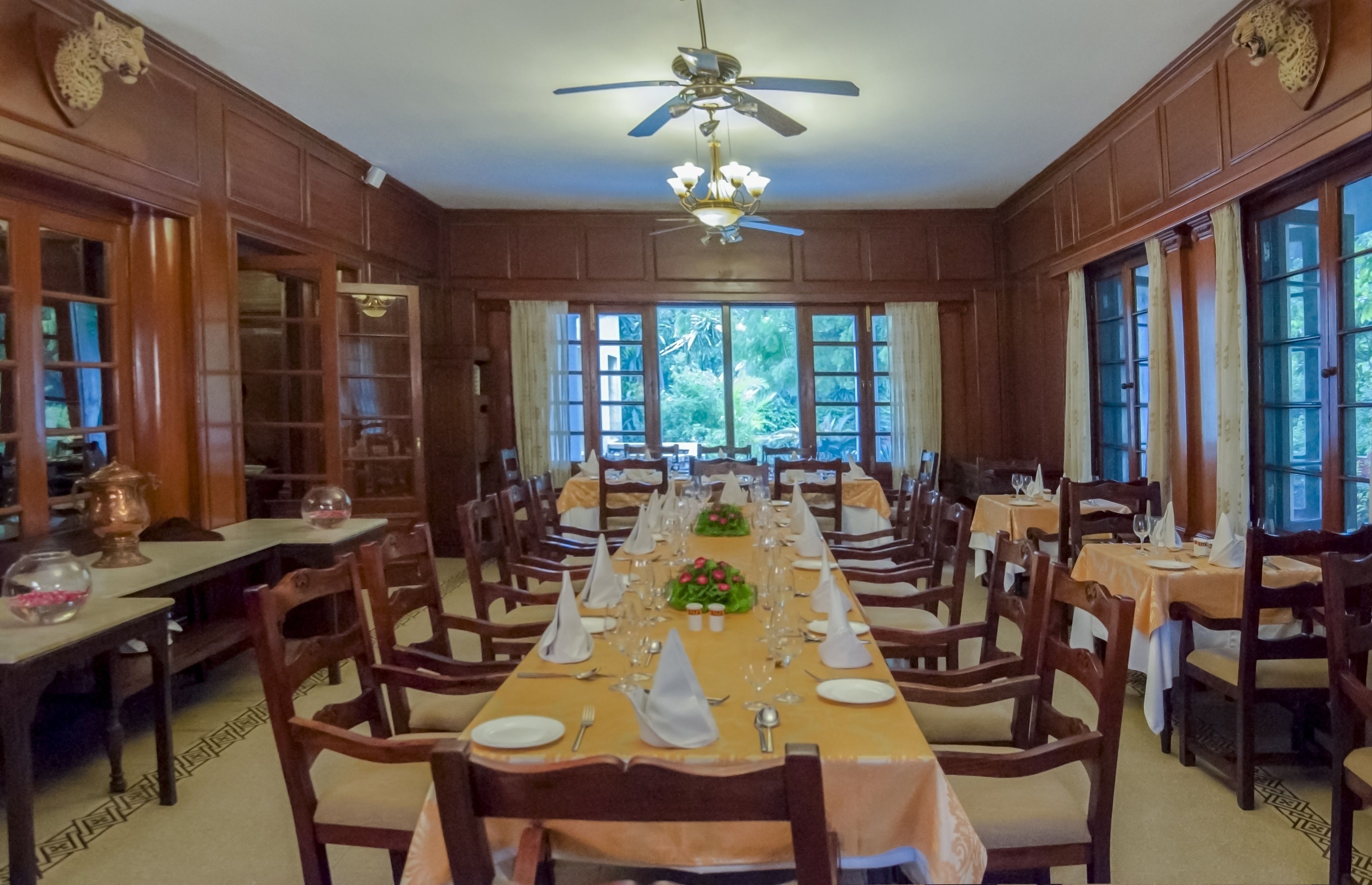 breakfast, lunch and dinner served