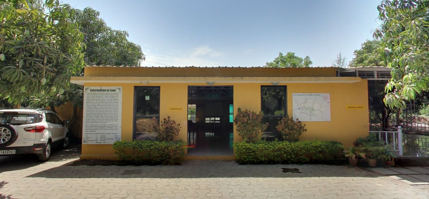 Un edificio amarillo con un cartel que dice "Information of Lion" y un mapa en la pared.