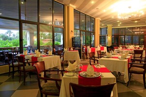 3 restaurants, breakfast served