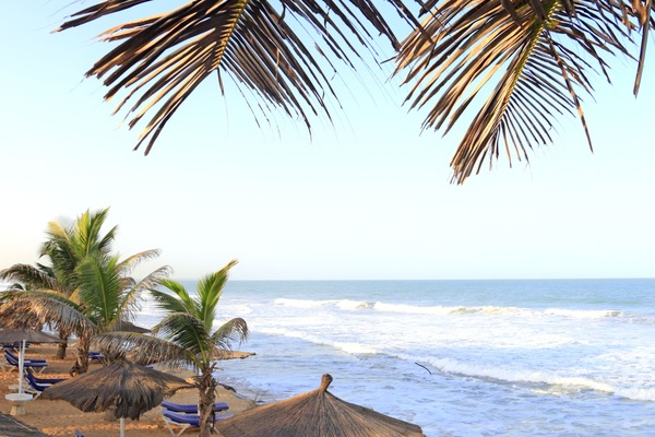 Di pantai, kerusi lepak pantai, payung, bola tampar pantai