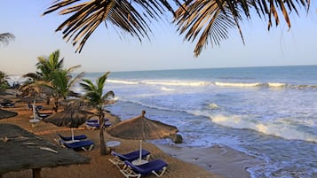 Plage, chaises longues, parasols, beach-volley