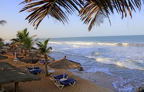 On the beach, sun-loungers, beach umbrellas, beach volleyball - The Kairaba Beach Hotel (Serrekunda)