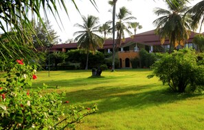 Garden - The Kairaba Beach Hotel (Serrekunda)
