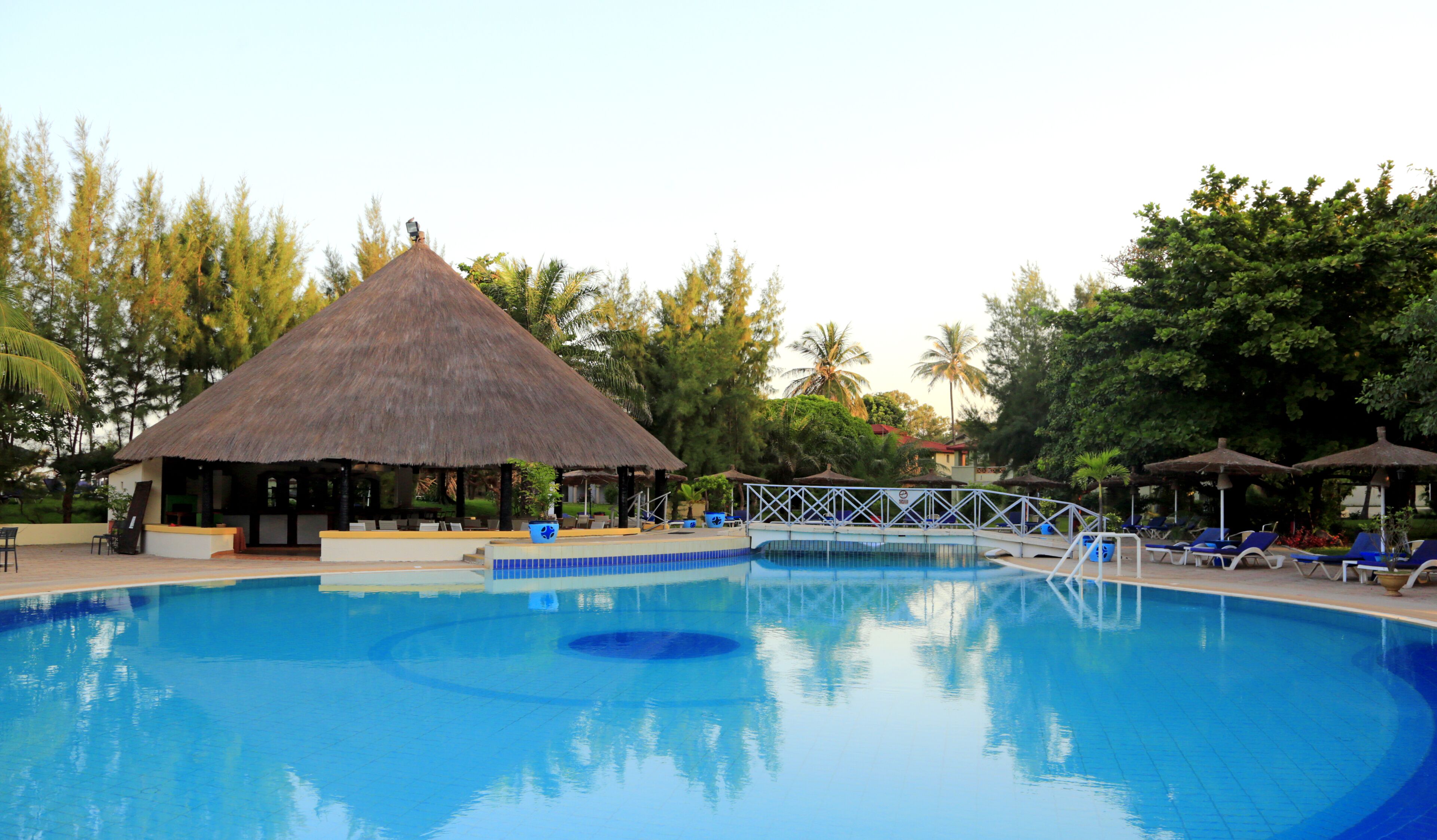 Piscine extérieure, chaises longues