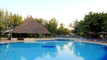 Outdoor pool, pool loungers