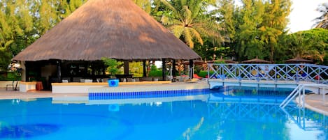 Piscina externa, espreguiçadeiras