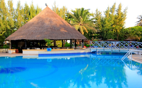 Una piscina al aire libre, tumbonas