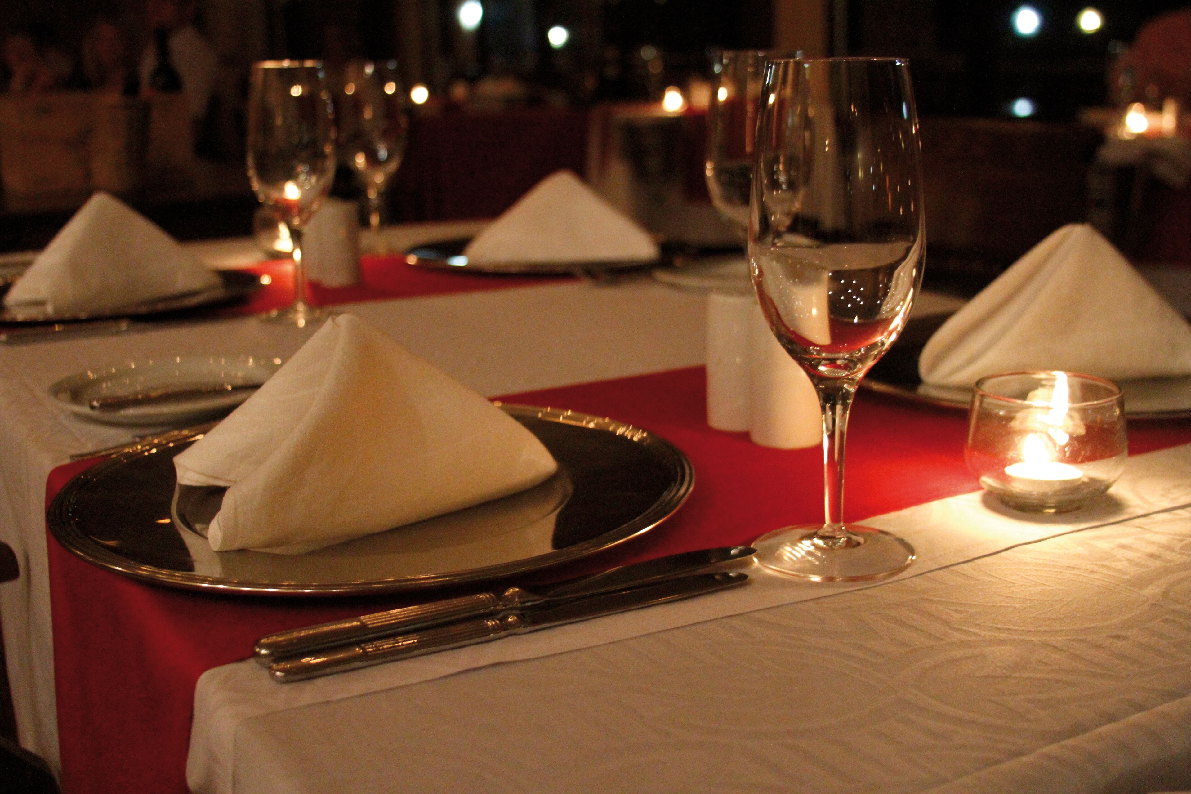 3 か所のレストラン、朝食に営業