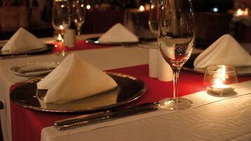 3 restaurants, breakfast served